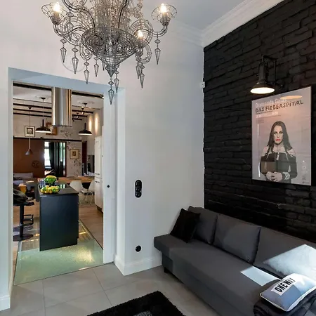 Luxurious With Parking And Garden Near The Sea In By Renters Prestige Appartement *