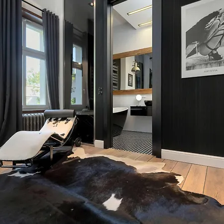 Appartement Luxurious With Parking And Garden Near The Sea In By Renters Prestige *