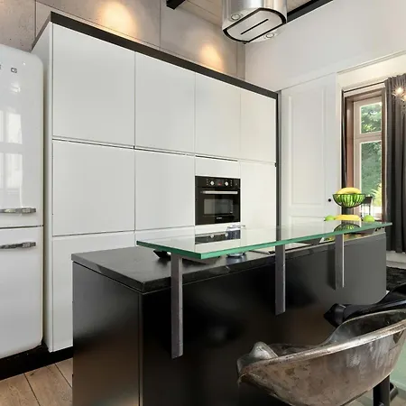 Luxurious With Parking And Garden Near The Sea In By Renters Prestige Appartement *