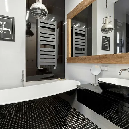 Luxurious With Parking And Garden Near The Sea In By Renters Prestige *